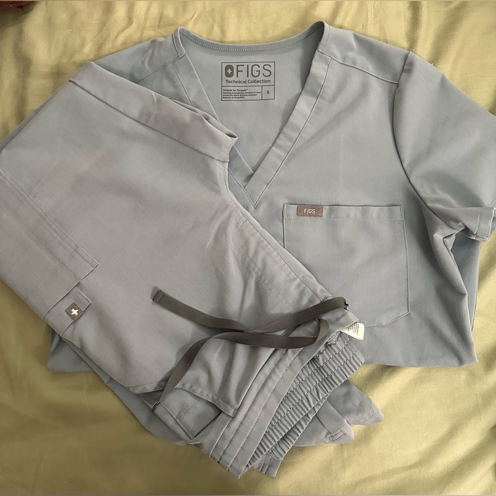 Figs uniform catarina small too, yola small